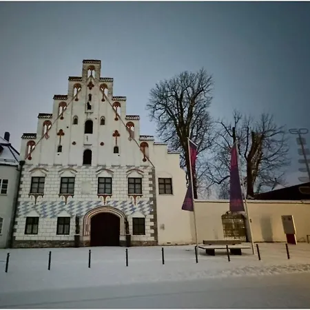 Stadthaus Im Altstadtkern Mit Blick Auf Dingolfinger Muenster * Dingolfing