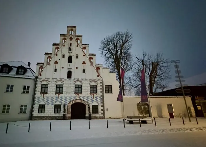 Stadthaus Im Altstadtkern Mit Blick Auf Dingolfinger Muenster * Dingolfing